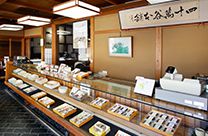 150年の老舗・四十萬谷本舗の店舗。